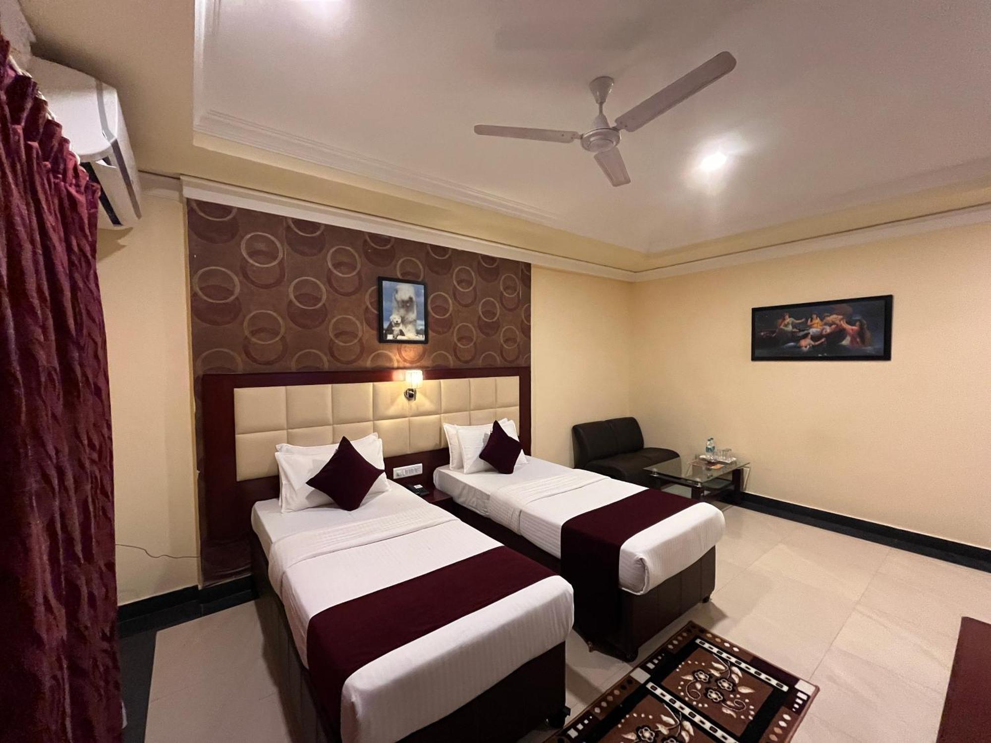 Ananya Comfortss Hospet Buitenkant foto